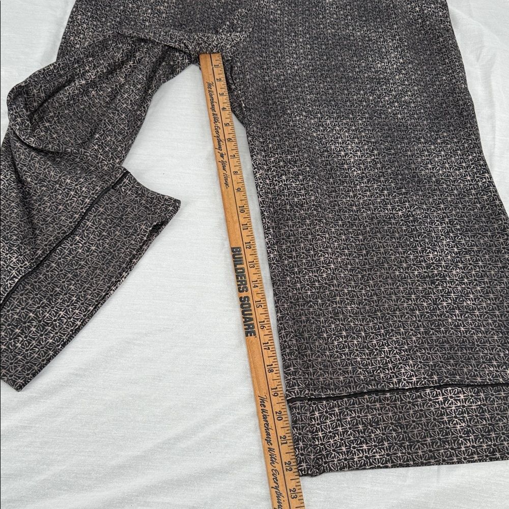 Tahari Pajama Set Wm Large Fleece Backed Satin Trim Cropped Pants Short Sleeve - Picture 9 of 13